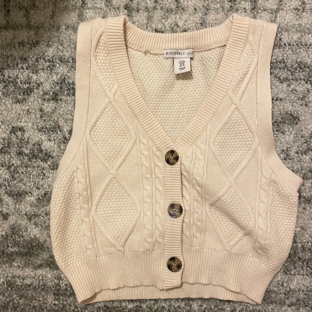 Crop cream sweater vest